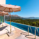 Luxury Morello 2 With Large Heated Pool & Wellness *